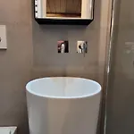 In Near Lifts & Centre 2br 2ba 펜션