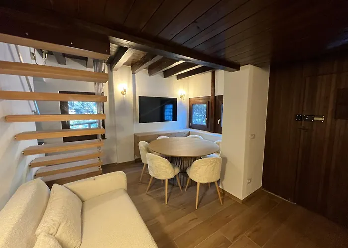 In Near Lifts & Centre 2br 2ba בית נופש