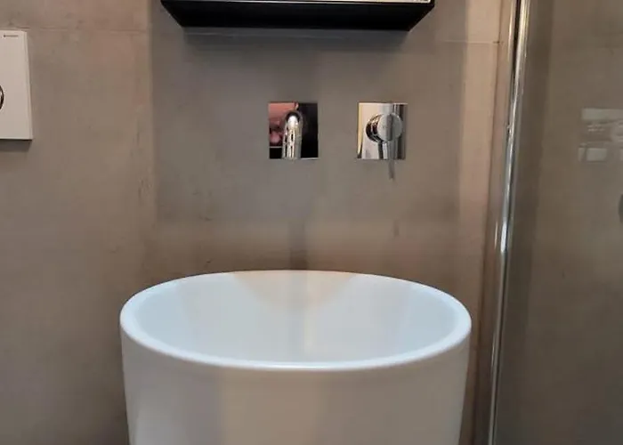 In Near Lifts & Centre 2br 2ba בית נופש